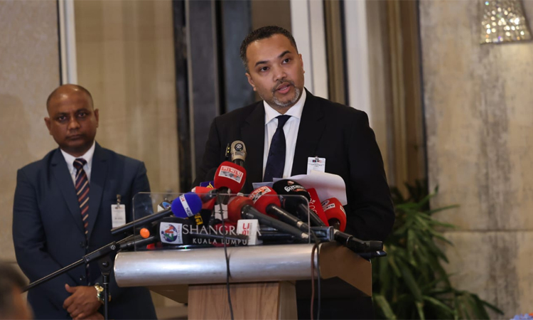 Prime Minister’s Office spokesperson, Mahdi Amin, spoke at a press conference at the Shangri-La Hotel in Malaysia.