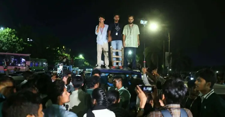  Students Attempt Second Road Blockade at Parliament