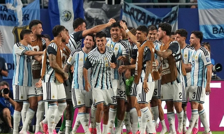  Argentina survive Cape Verde scare to reach World Cup last 16